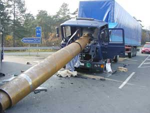 deze chauffeur moest plotseling remmen voor een autobus; de chauffeur heeft dit niet overleefd